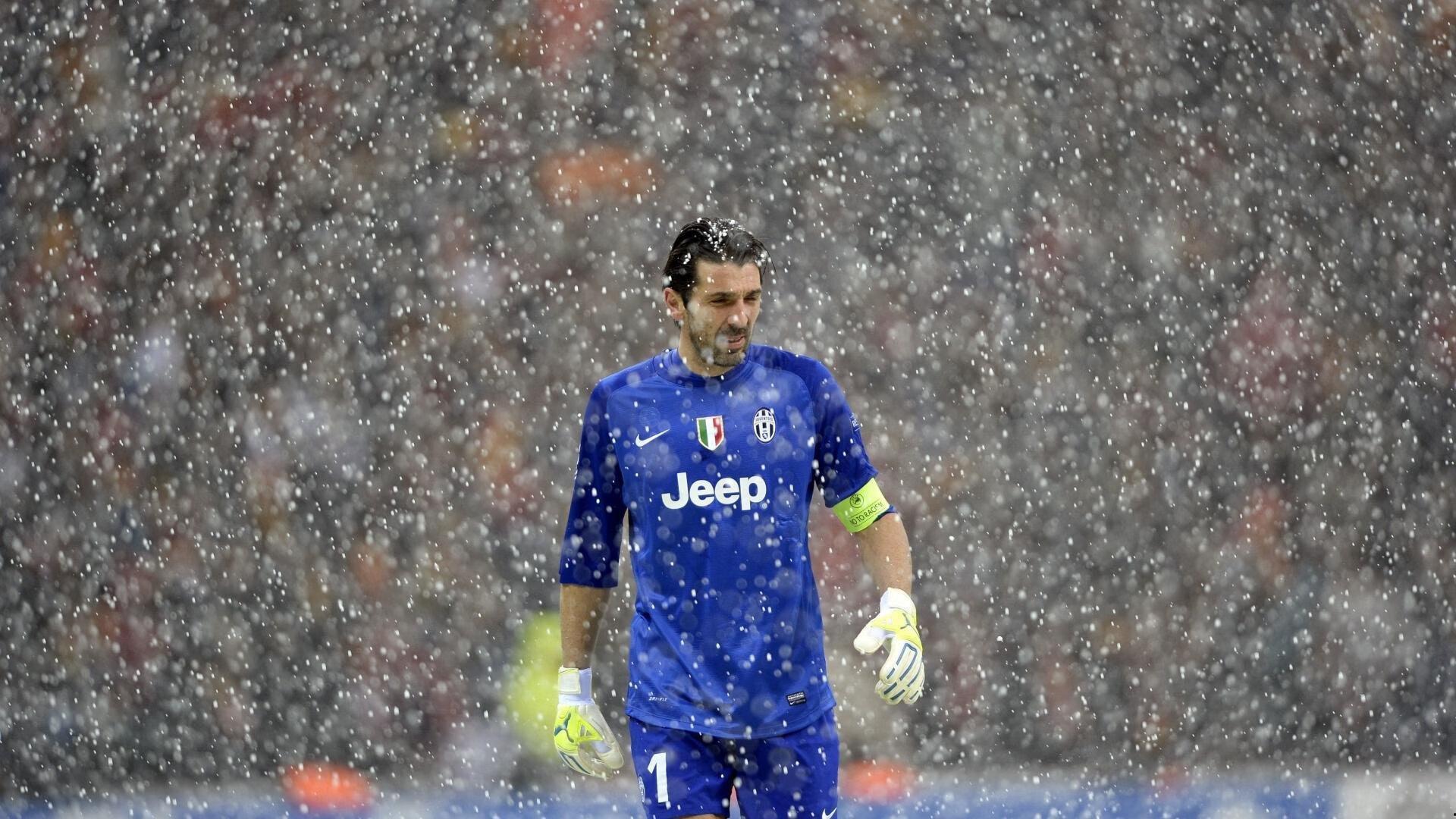 巴萨中场伤病潮再袭,弗里克排兵布阵遭遇严峻考验